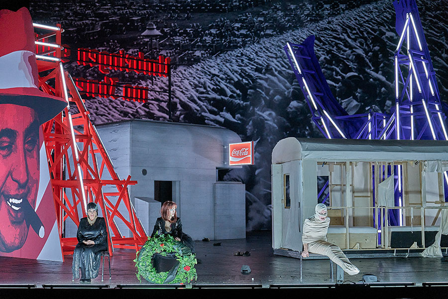 Heldenplatz von Thomas Bernhard Szenenfoto für das Burgtheater Matthias Horn